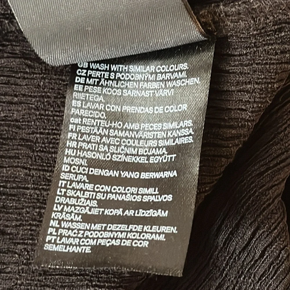 H & M‎
